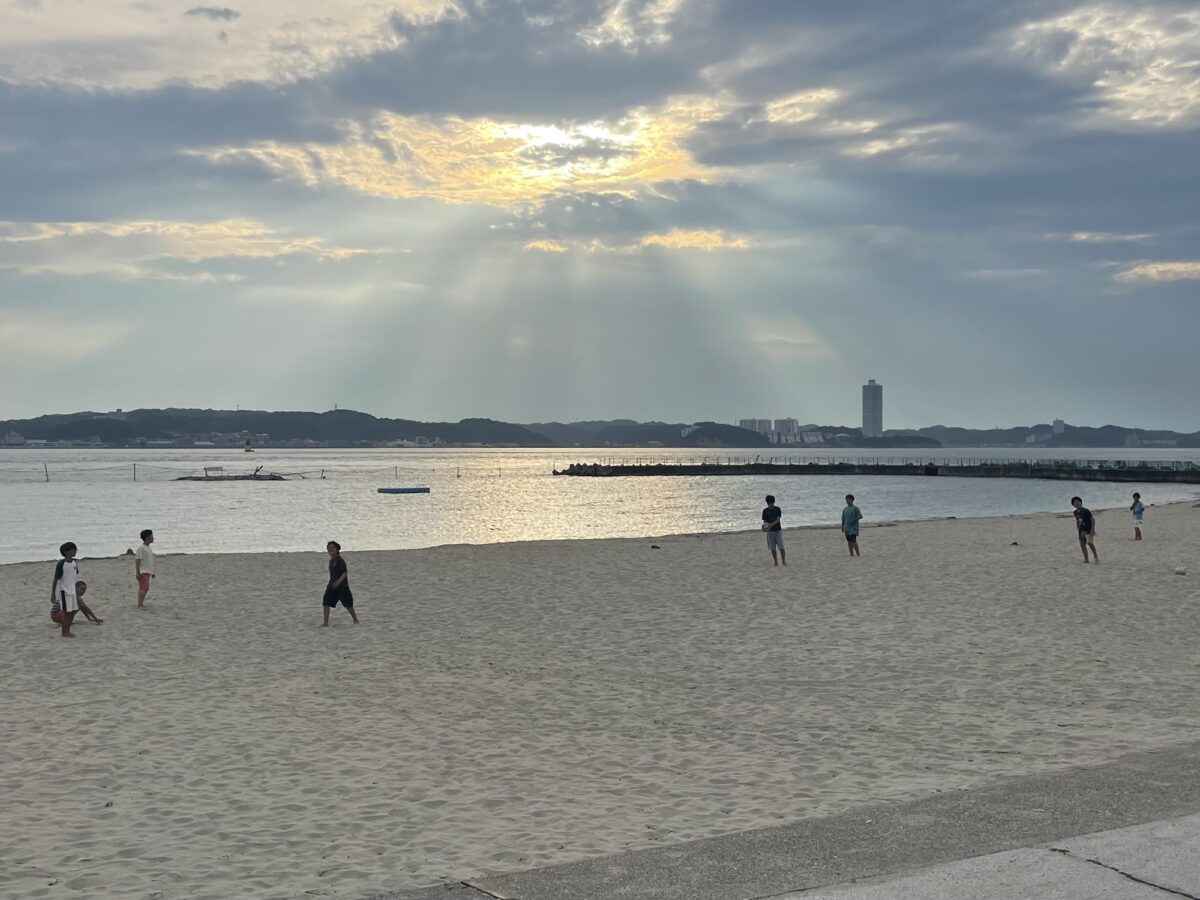 島の宿 あじ浜 — 日間賀島 · 夕暮れの砂浜と三河湾の水面に落ちる光