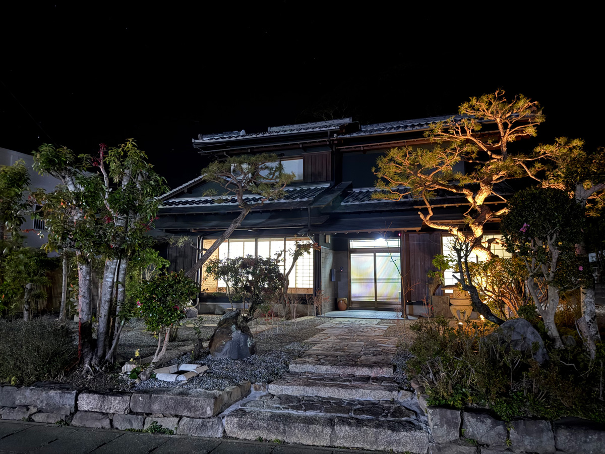 花乃宿 — 徳島県美波町奥河内 · 夜、庭木を照らす灯りに浮かぶ日本家屋の一棟貸し