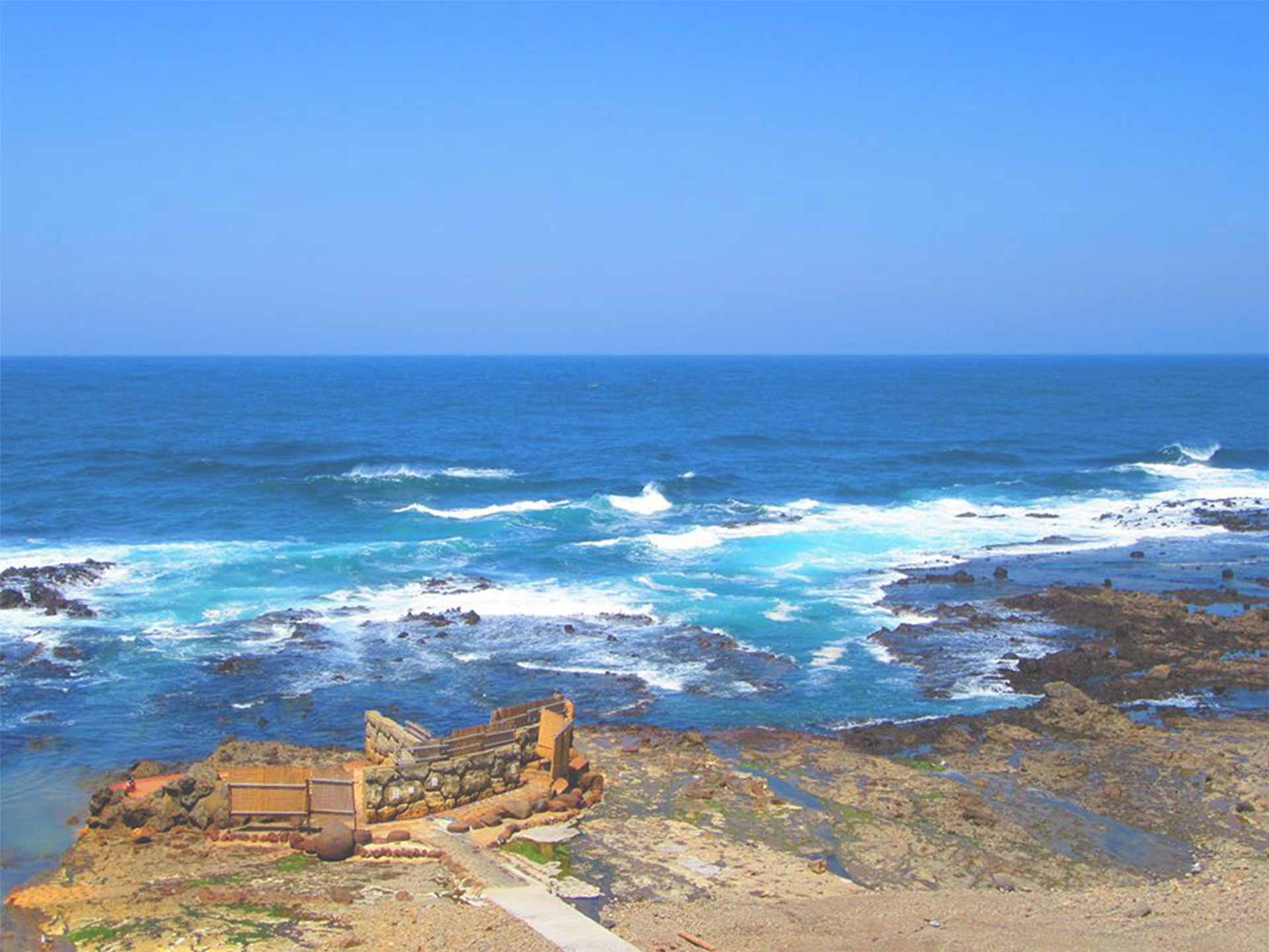 黄金崎不老ふ死温泉 — 青森県深浦町 · 日本海の岩礁に据えられた波打ち際の露天風呂