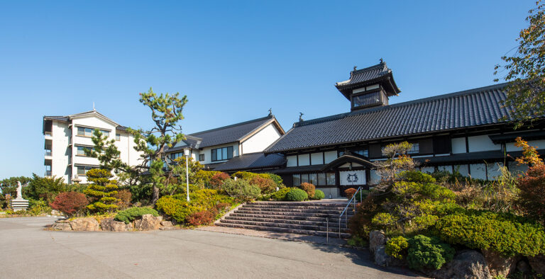 南半球が冬に沈む頃、オーストラリアの旅人は雪ではなく日本の夏の海へ向かう——冬を逃れた客が北の渚で盛夏を過ごす