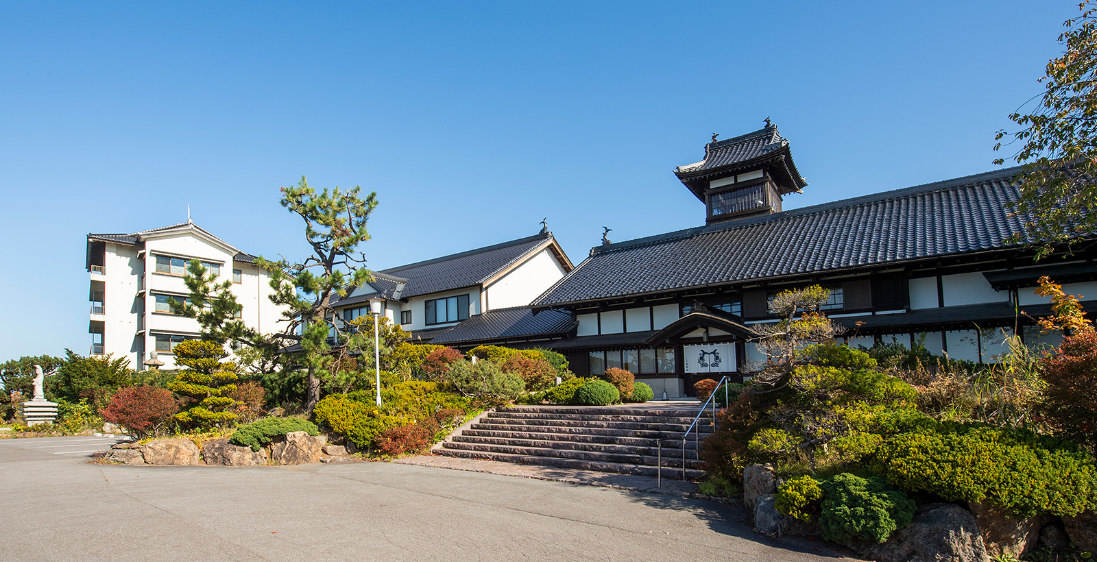 料亭湯宿 銀鱗荘 — 北海道小樽・平磯岬 · 鰊御殿の意匠を移築した高台の望楼建築