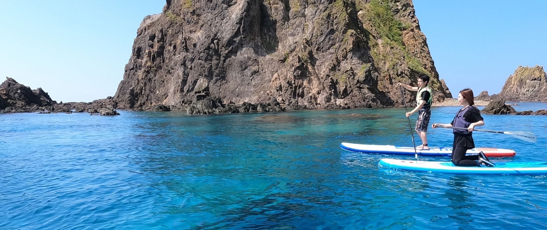 奥尻ブルーの透明な海と海食の奇岩 — 水深25メートルの透明度を誇る奥尻島の海でのSUP