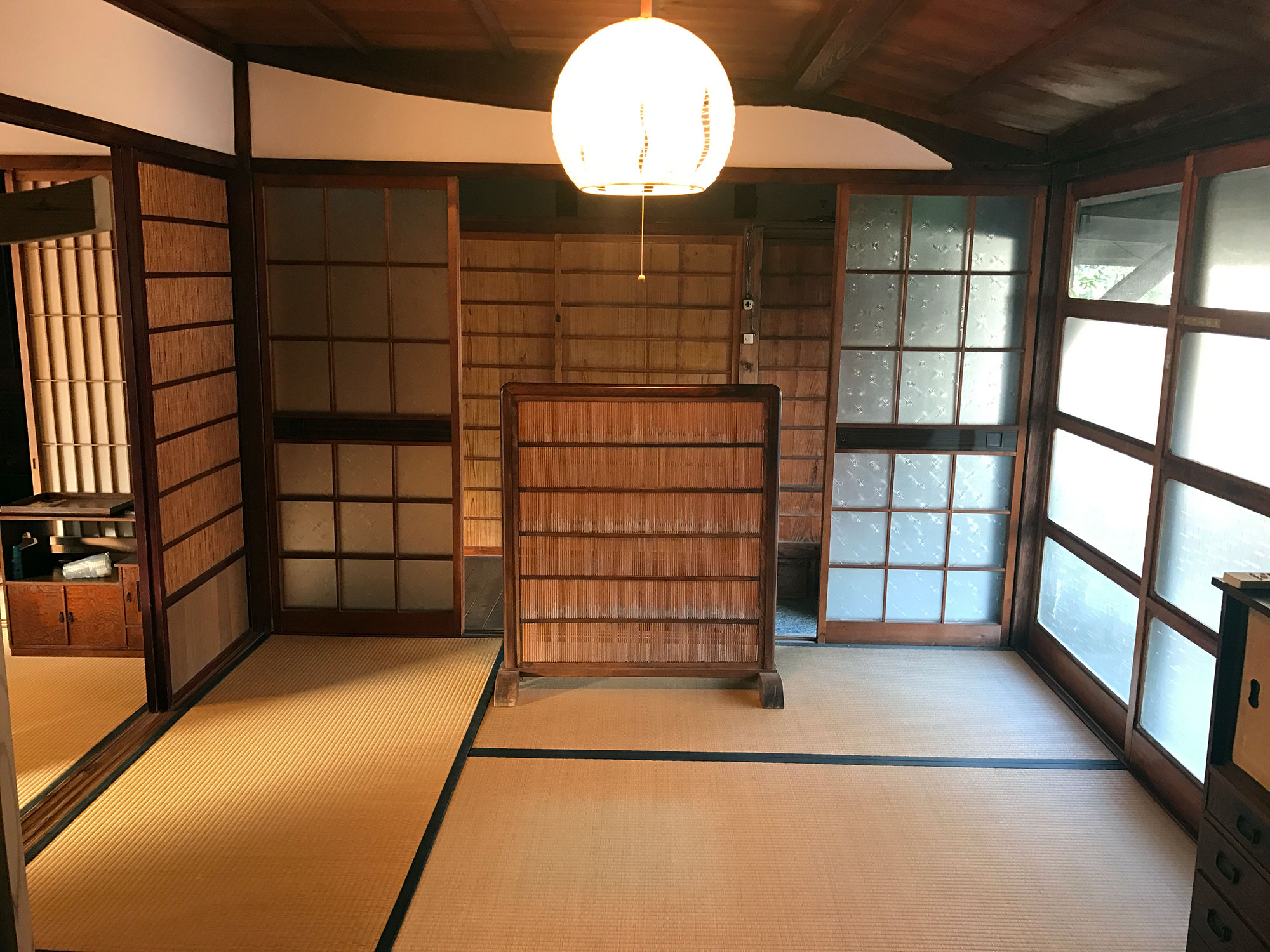お宿日和佐 別館 錦亭 — 徳島県美波町日和佐 · 築100年超の漁師の平屋を改修した畳の間と吊り灯り