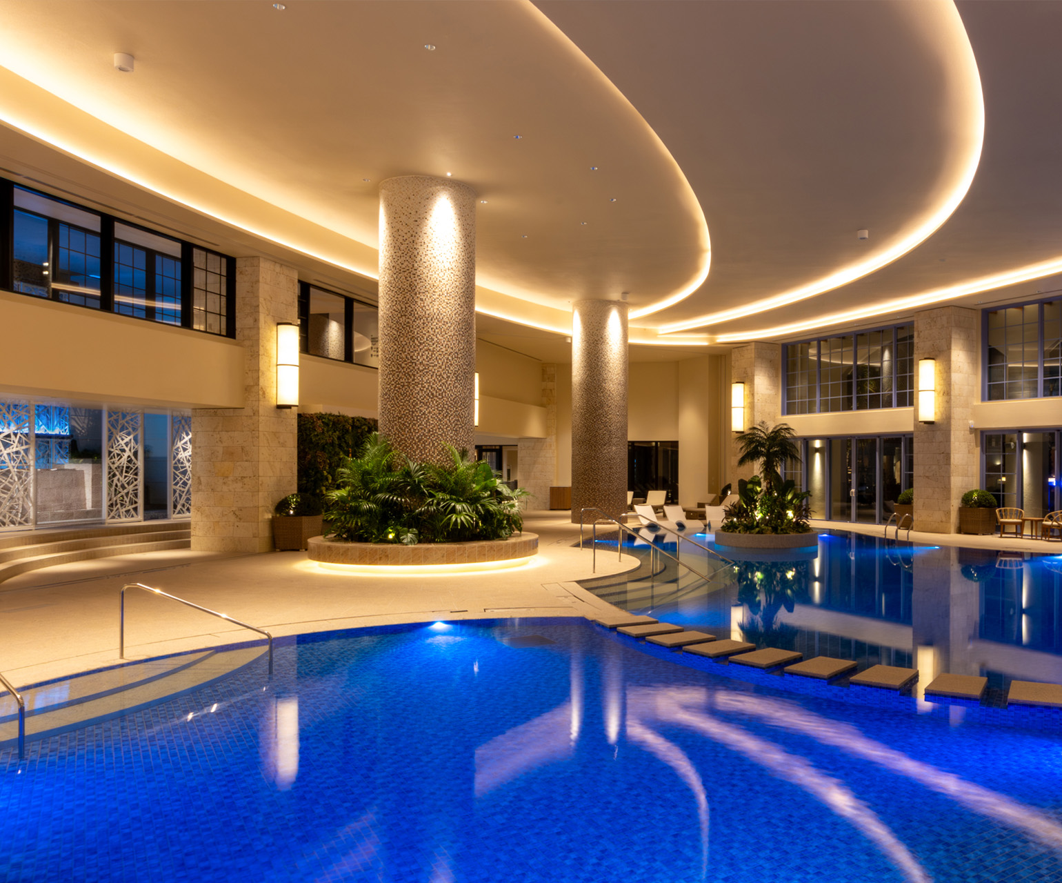 PGM HOTEL RESORT OKINAWA — 恩納村冨着 · ゴルフコースに隣接する新設ホテル棟の全景