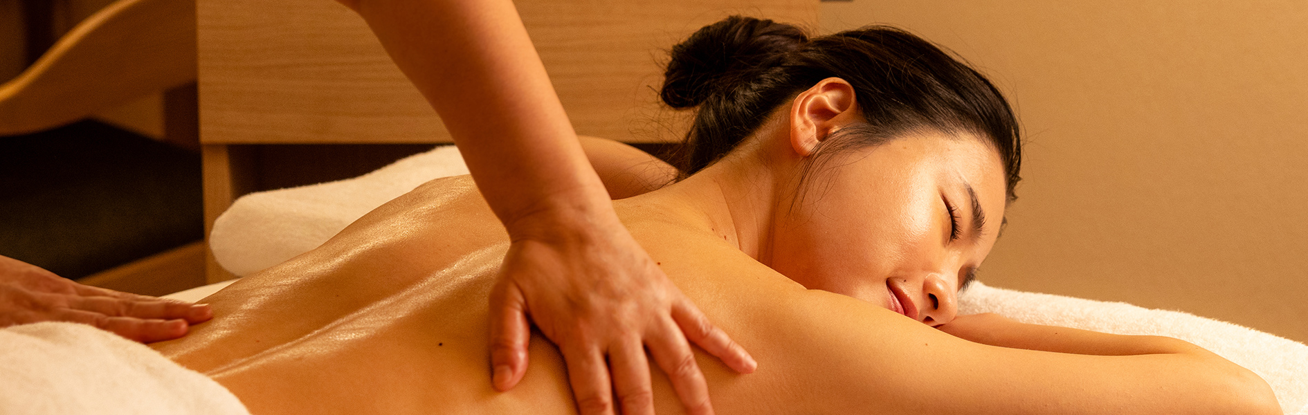 PGM HOTEL RESORT OKINAWA — L'OCCITANE Spa、共用部に置かれた南仏由来のトリートメント