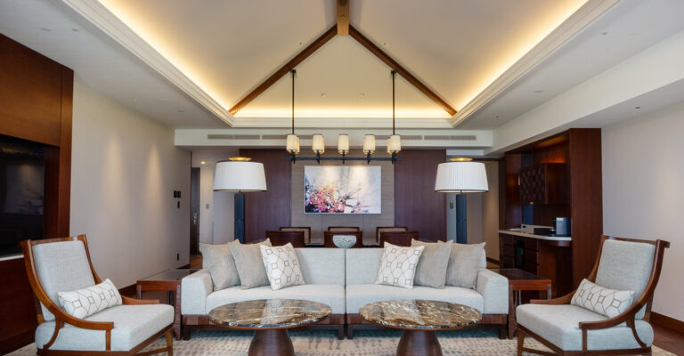 PGM HOTEL RESORT OKINAWA — 恩納村冨着 · ロイヤルオーシャンスイート、ビューバス越しに広がる西海岸