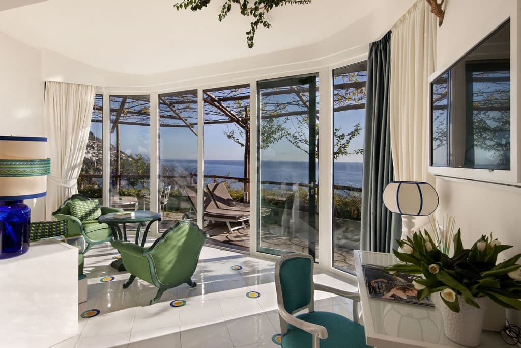 Il San Pietro di Positano — Prestige 客室内観、Vietri 陶タイルとハンドメイドセラミックの調度