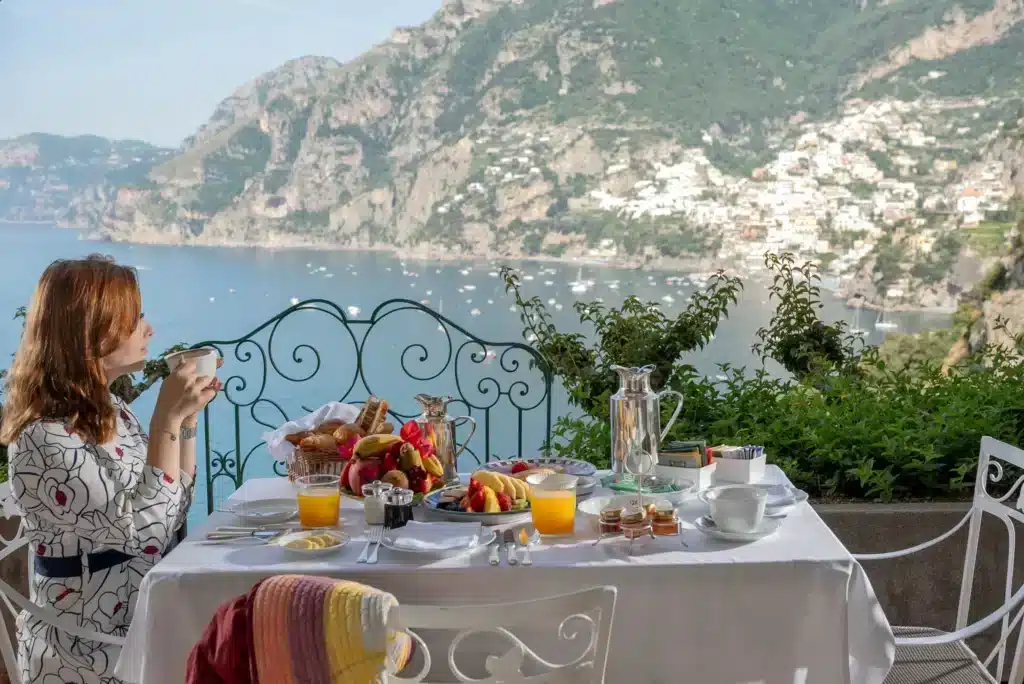 Il San Pietro di Positano — Prestige カテゴリー客室のテラスから望むティレニア海とポジターノの海岸線