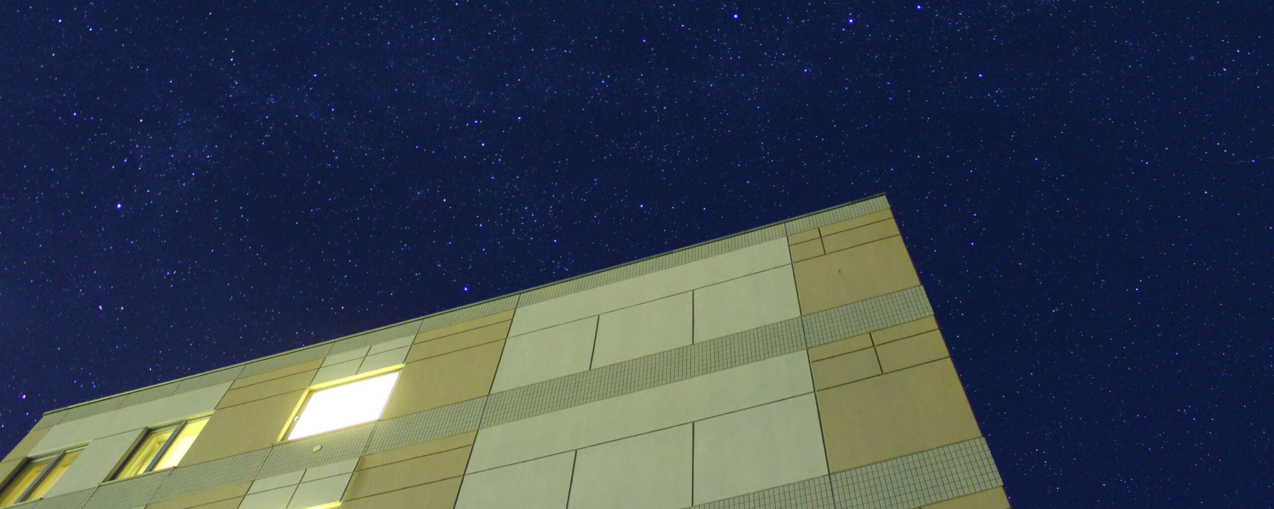 利尻マリンホテル — 夏の薄明、白夜に近い北緯45度の島の空