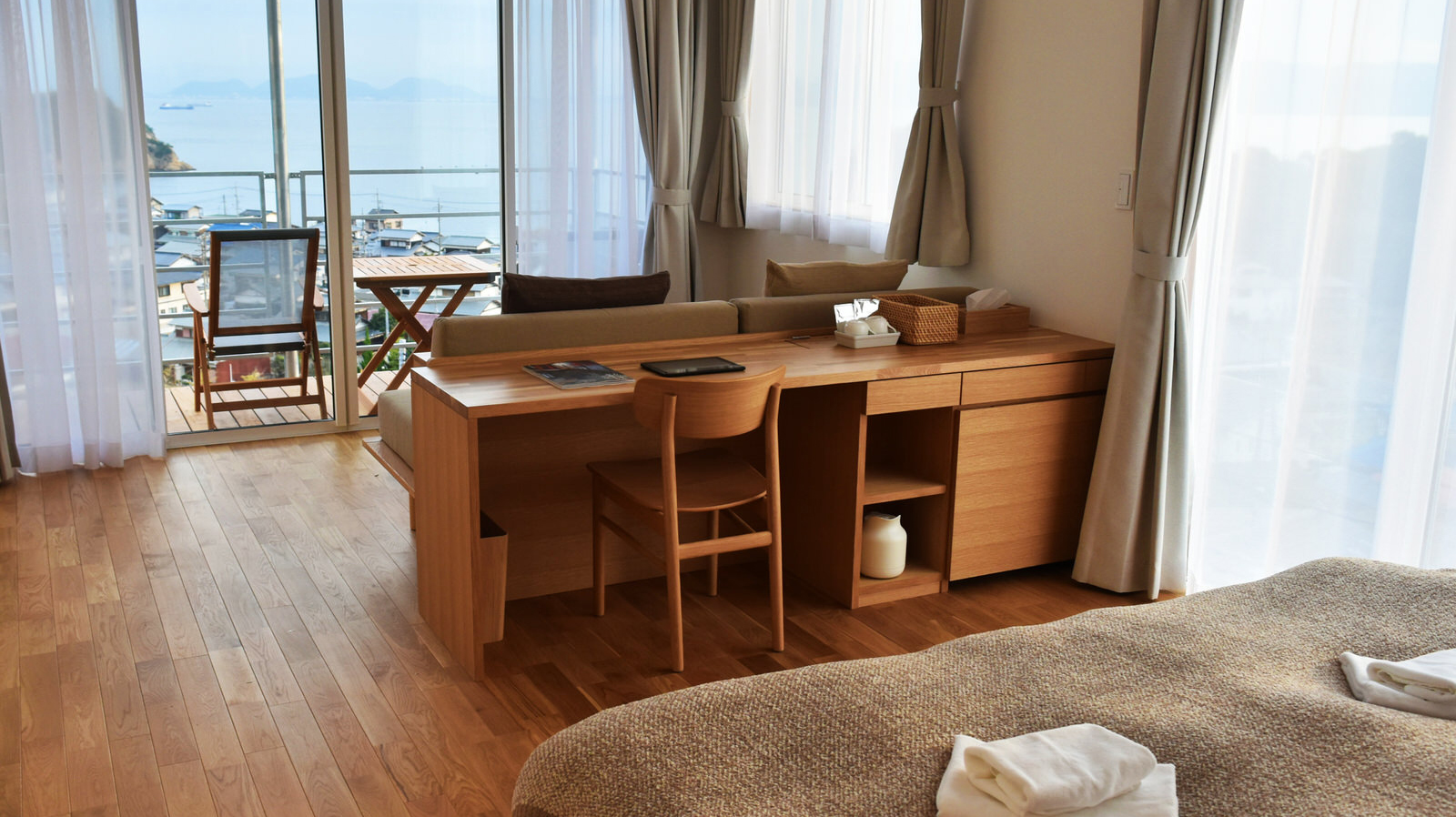 MY LODGE Naoshima — 直島・宮浦 · 客室のバルコニーから望む瀬戸内海と対岸の島影