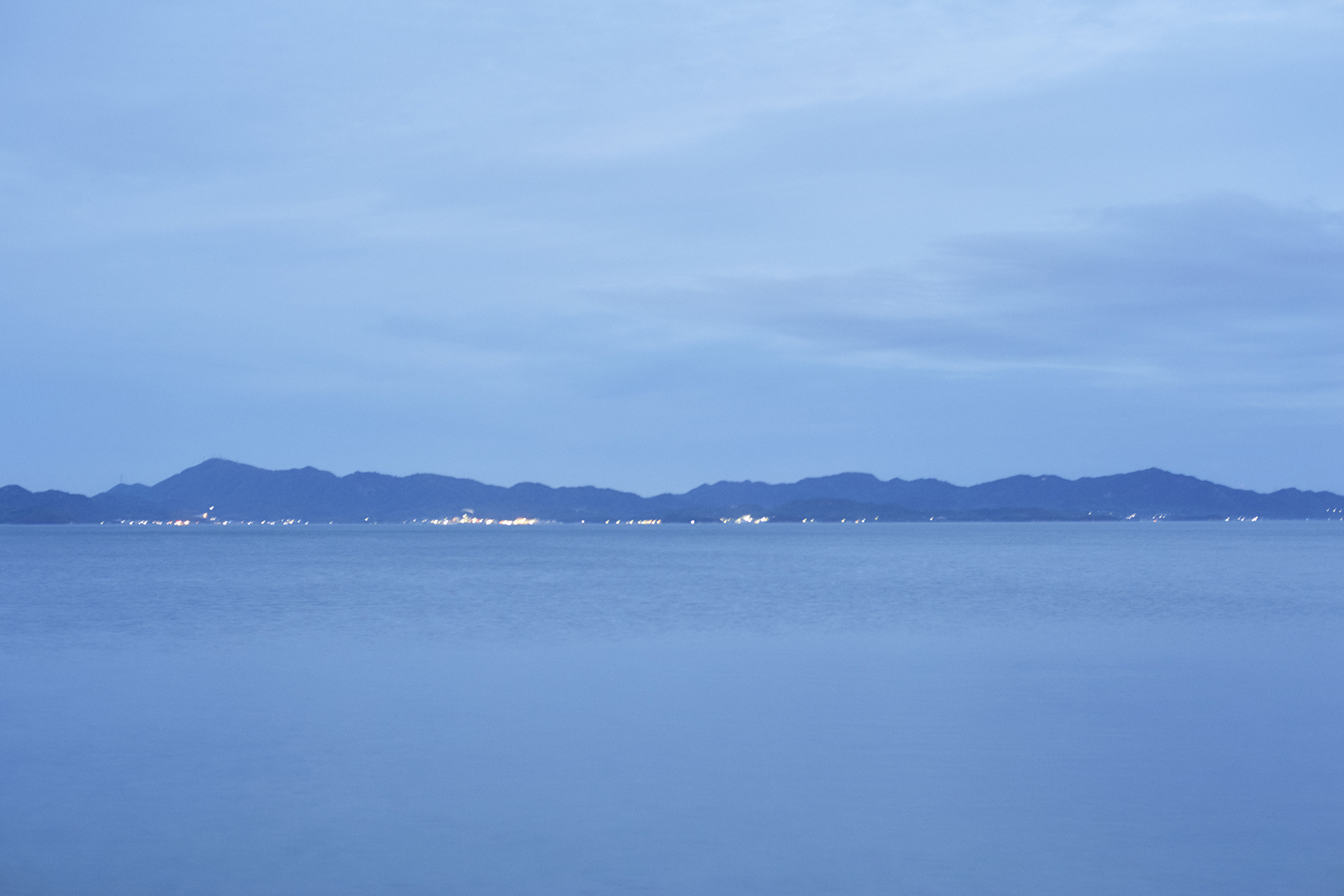 結 -YUI- 明田 — 豊島・家浦 · 藍色に暮れる瀬戸内海と対岸の島影