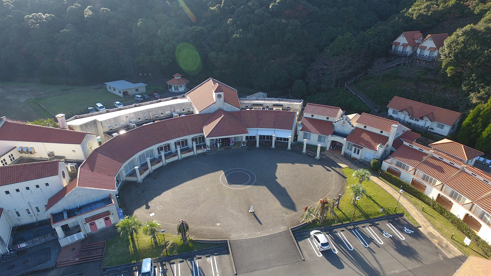 天然温泉 愛夢里 — 熊本県天草市河浦町 · スペイン風外観の総合交流施設、崎津集落至近、ナトリウム炭酸水素塩泉