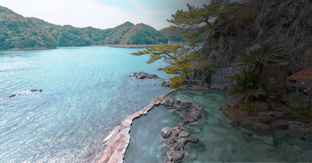 碧き島の宿 熊野別邸 中の島 — 和歌山・那智勝浦 · 熊野灘に浮かぶ島宿、海と一体の露天風呂 紀州潮聞之湯