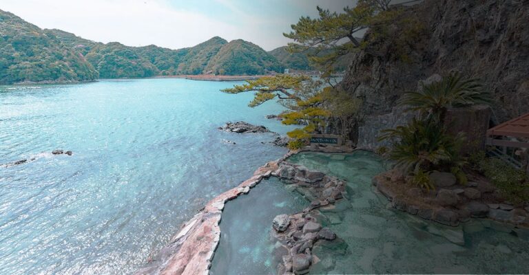 碧き島の宿 熊野別邸 中の島 — 和歌山・那智勝浦 · 熊野灘に浮かぶ島宿、海と一体の露天風呂 紀州潮聞之湯