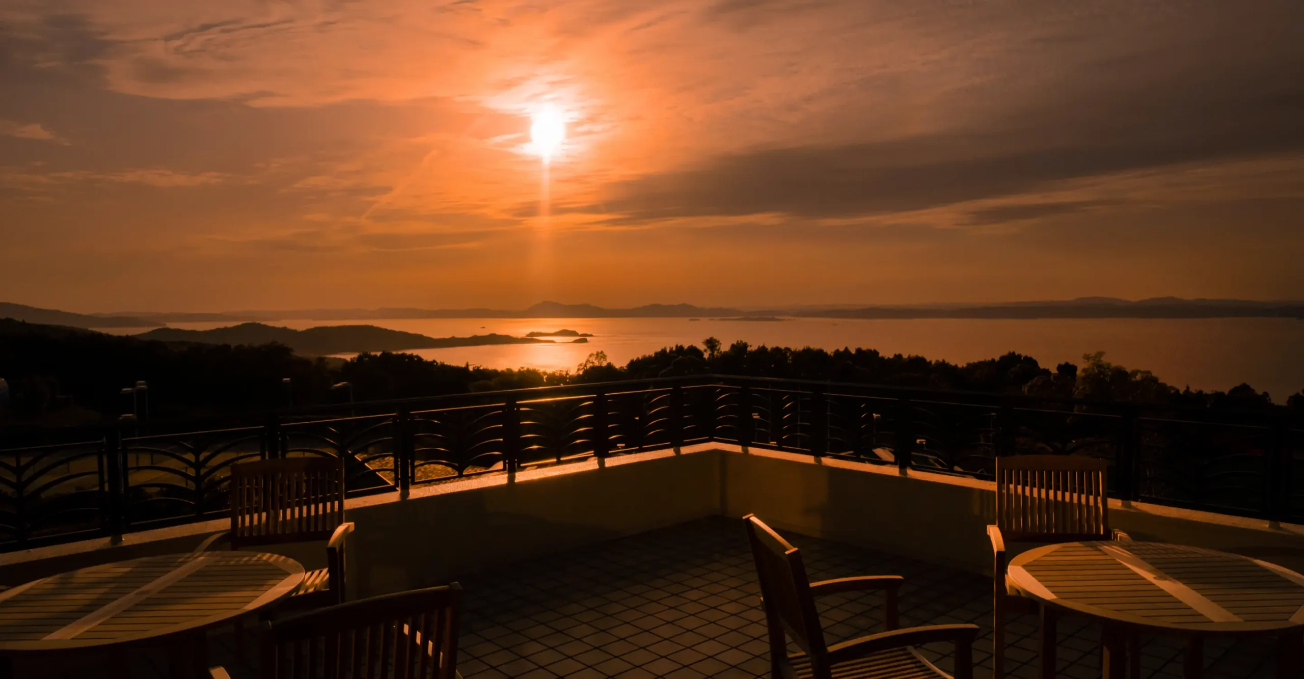 オリビアン小豆島 夕陽ヶ丘ホテル — 香川・土庄町 · 瀬戸内海を望む日本の夕陽百選の丘のリゾート