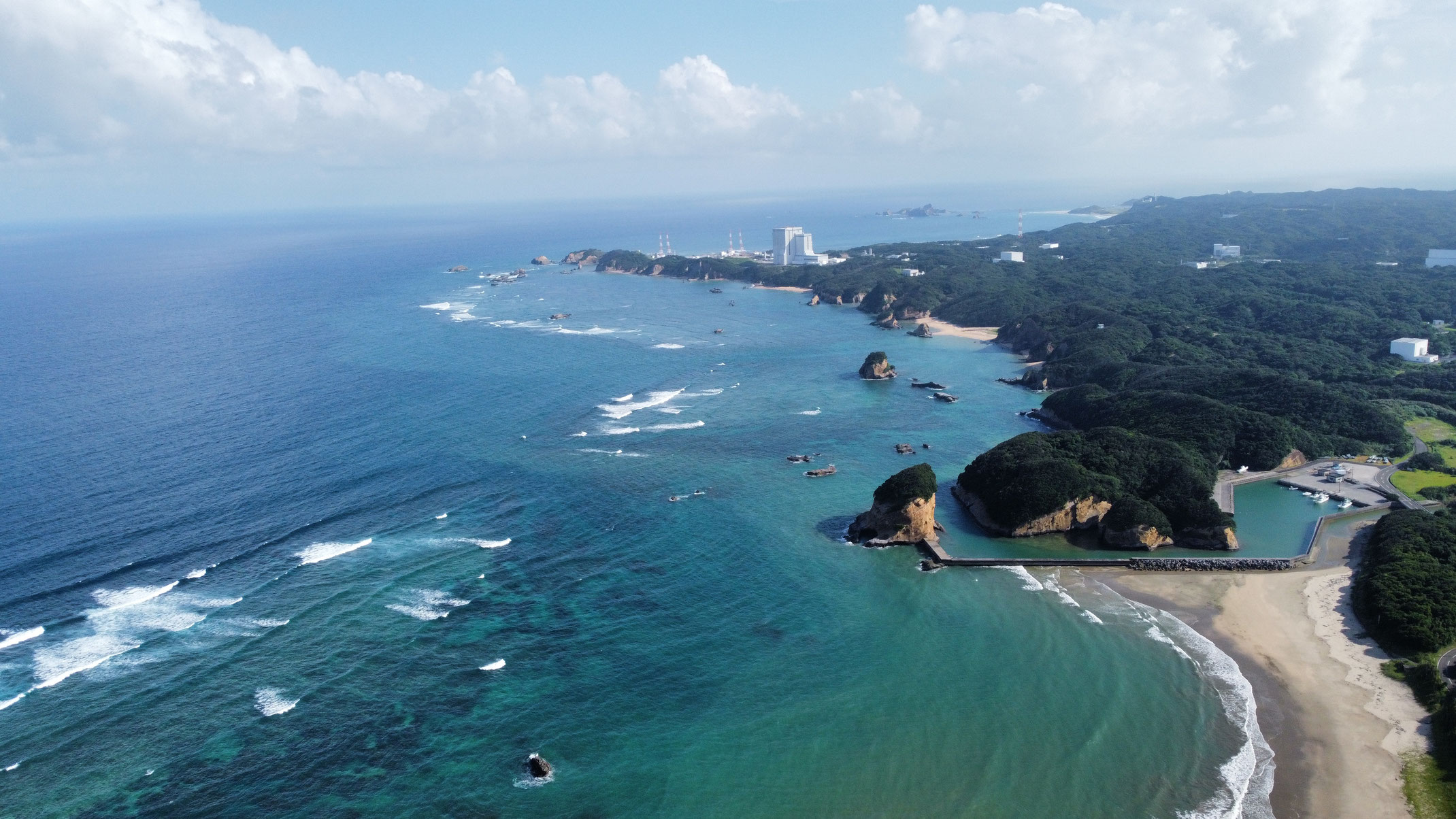 リゾートinn竹崎 — 種子島・南種子町 竹崎海岸 · 種子島宇宙センターの発射台を望む海岸線の空撮
