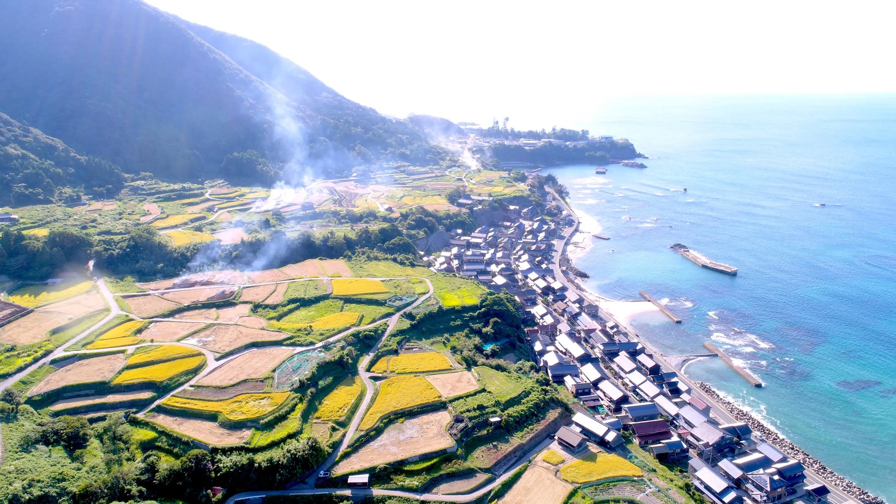 丹後 一棟貸し 海の宿 INN袖志 — 京丹後市丹後町袖志・棚田が日本海へ落ちる集落を空から望む