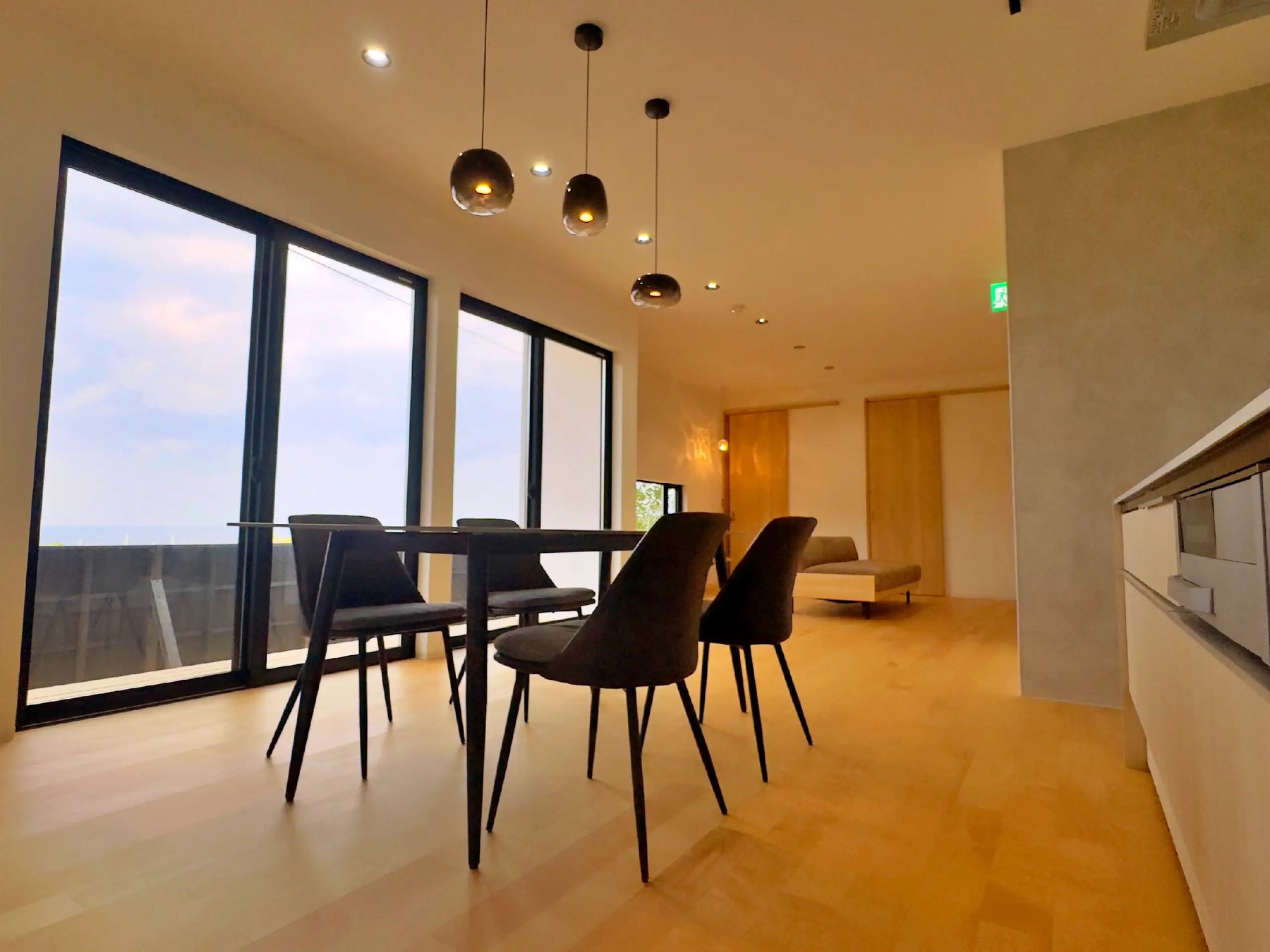Private Villa 蒼 -AO- — 京丹後市丹後町間人・高台に建つ一棟貸しヴィラ、海側に大きく開いたダイニング