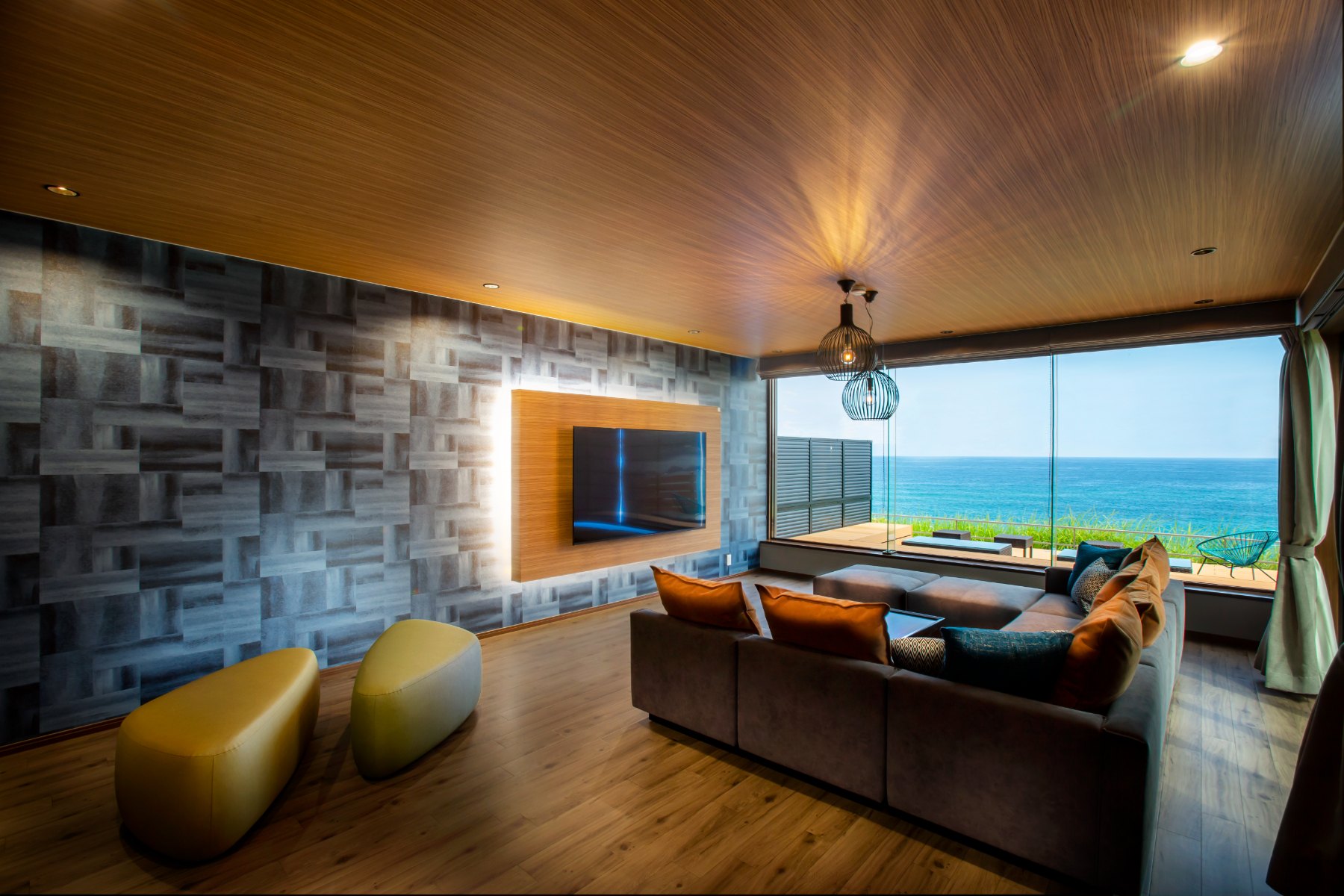 京・Tango Resort sea side villa umiharuka — 丹後町間人・日本海に向かって大きく開いたリビング