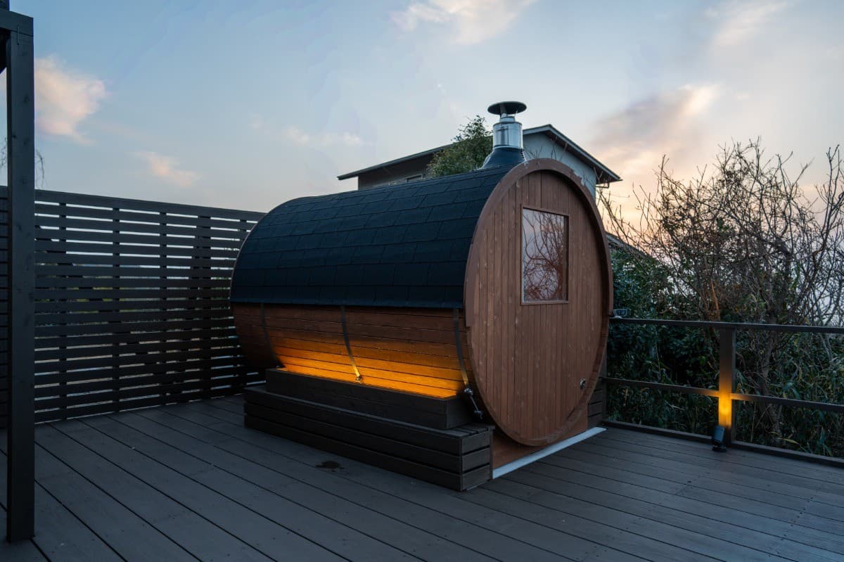 THE THERM — テラスに据えられたバレル型薪サウナ · 海と一体の外気浴