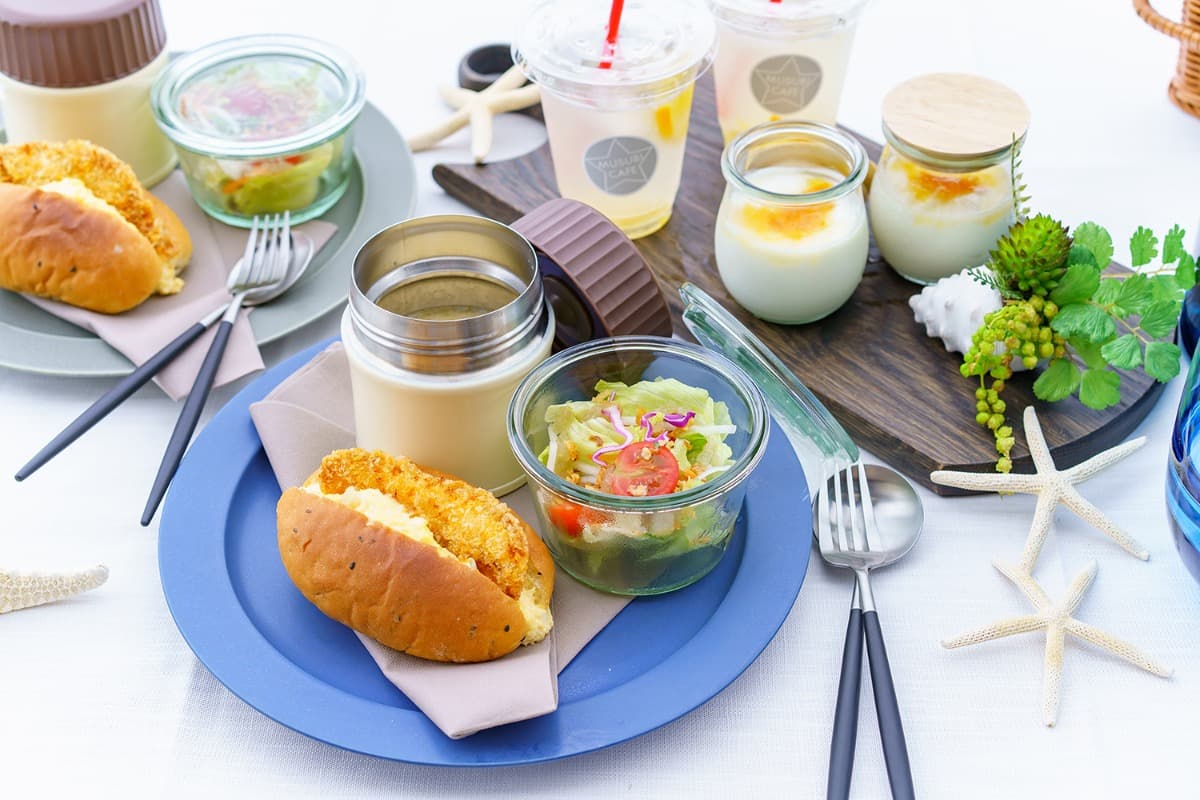 THE THERM — 白い皿と島の食材で構成された朝食 · 素材と器と光の関係