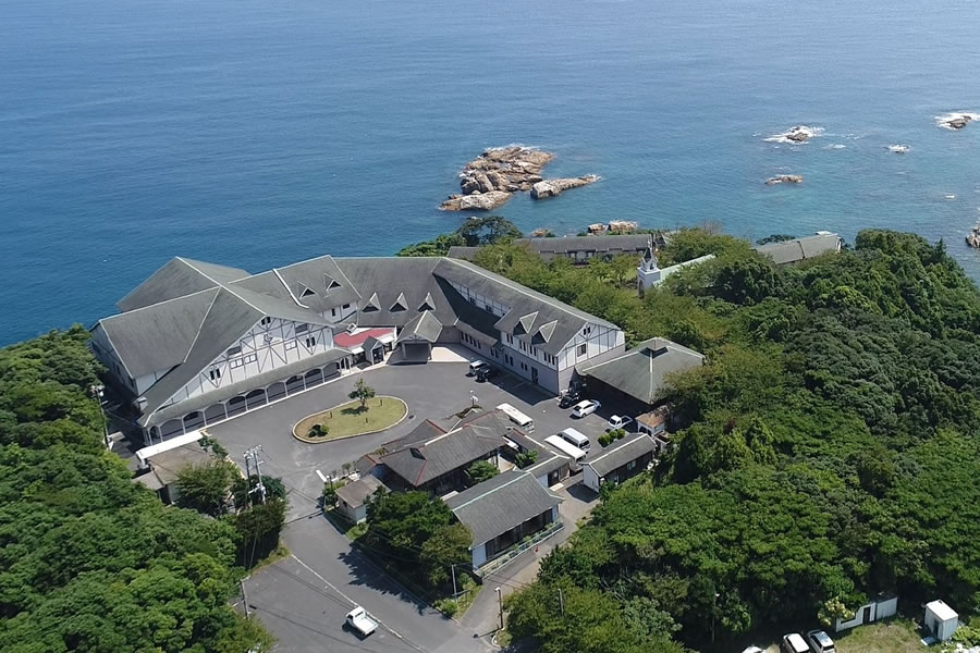 対馬グランドホテル — 対馬・美津島 · 浅茅湾の岬に建つ全室海向きの温泉ホテルを空撮