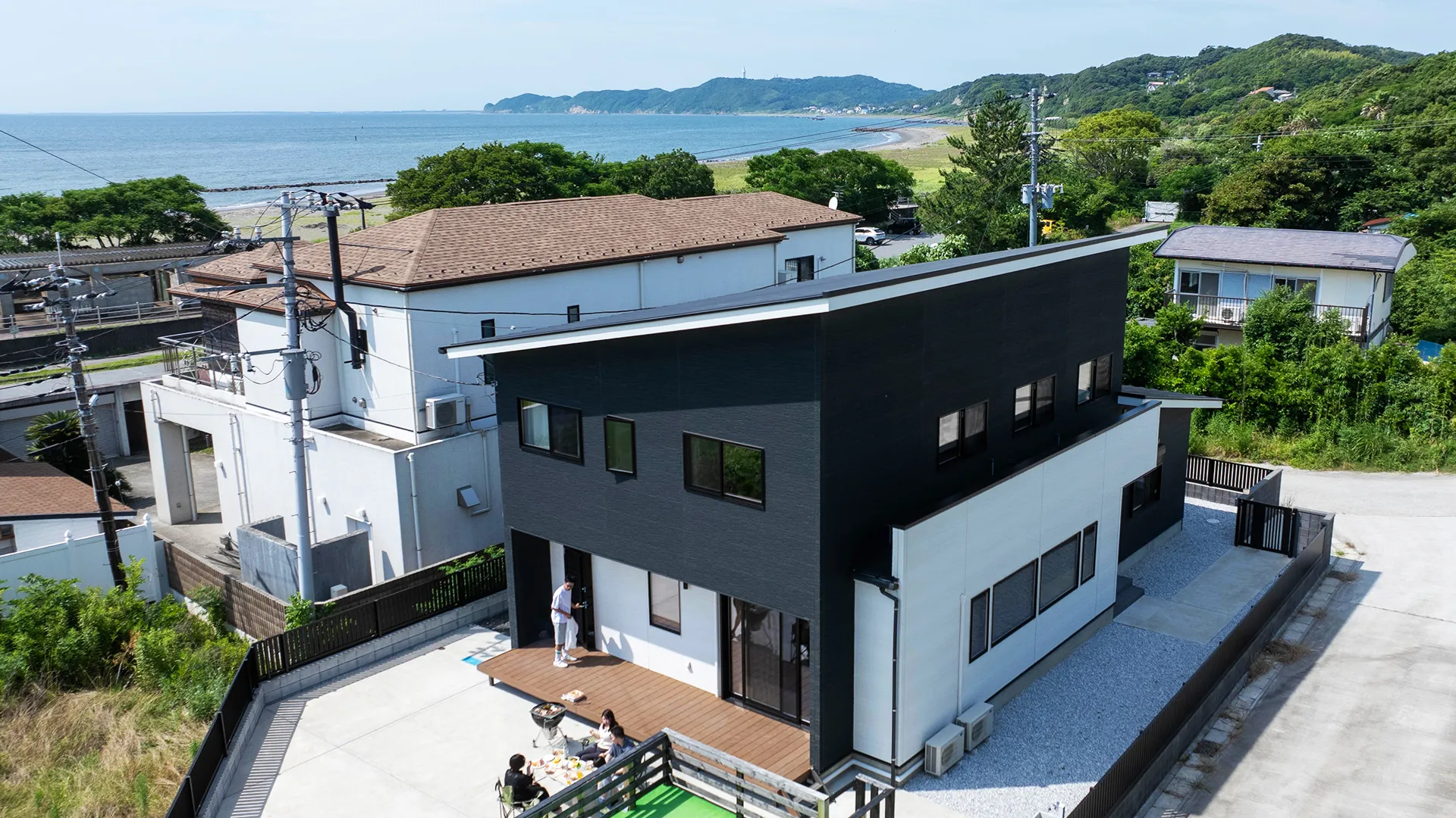 Links Seaside Resort — 千葉県富津市湊 · 上総湊の海を背にした2階建て5LDKの貸別荘外観