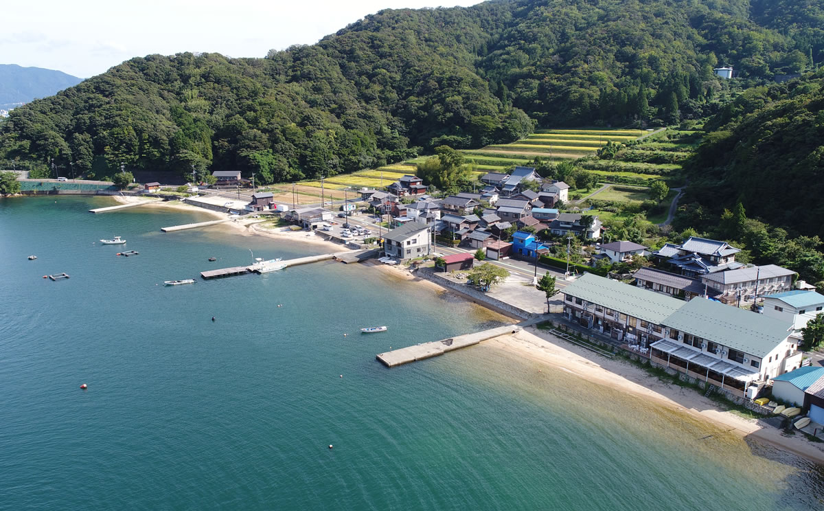 敦賀さざなみリゾート ちょうべい — 敦賀市名子 · 敦賀湾の白砂の浜と漁港を望む渚の木造プチリゾート