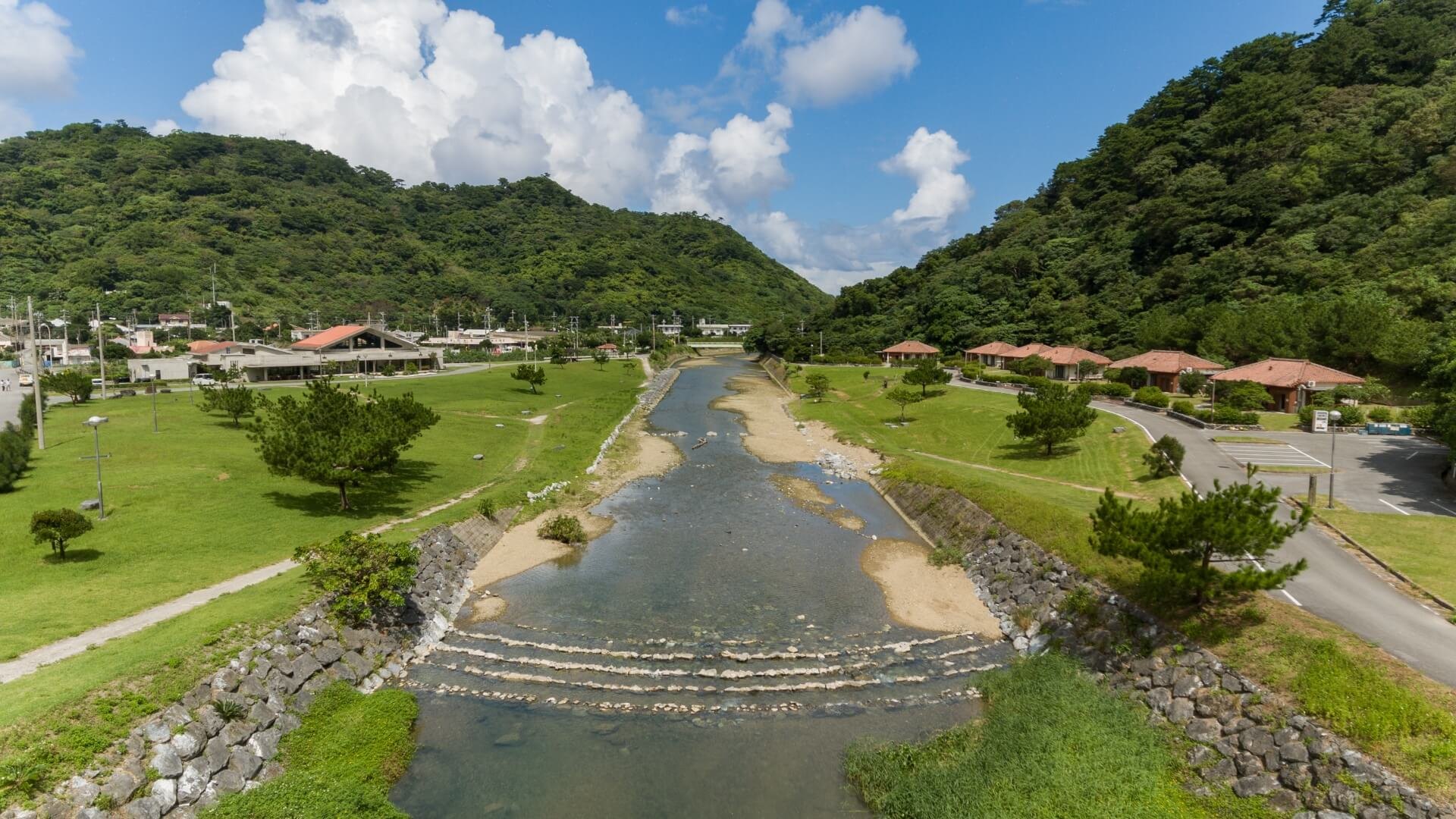 奥やんばるの里 — 国頭村奥 · 沖縄本島最北端、亜熱帯照葉樹林に散る6棟のコテージ