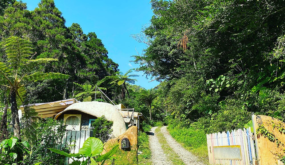 森宿 山甌 — 東村高江 · 世界自然遺産の森の際に建つ手造りの白いドームハウス