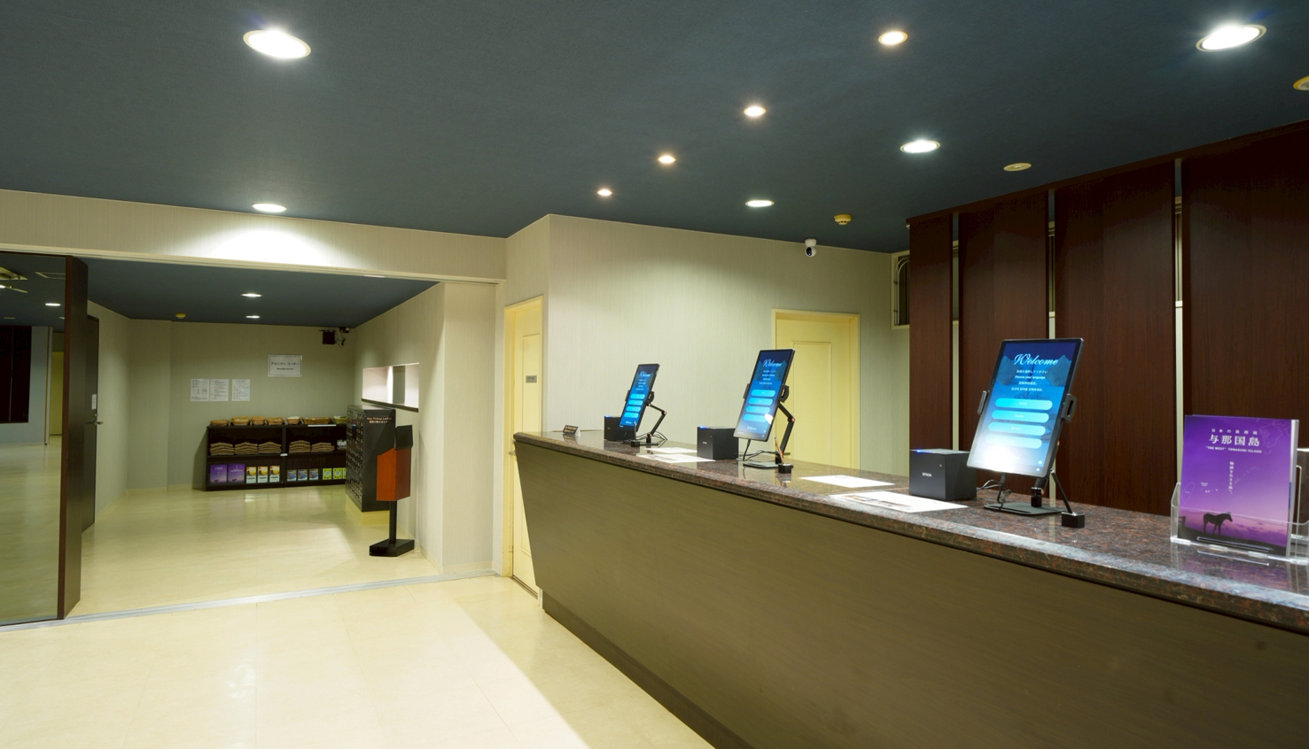 アイランドホテル与那国 — 与那国町 · 1階ロビーのフロントカウンターに並ぶ無人チェックイン用タブレット端末