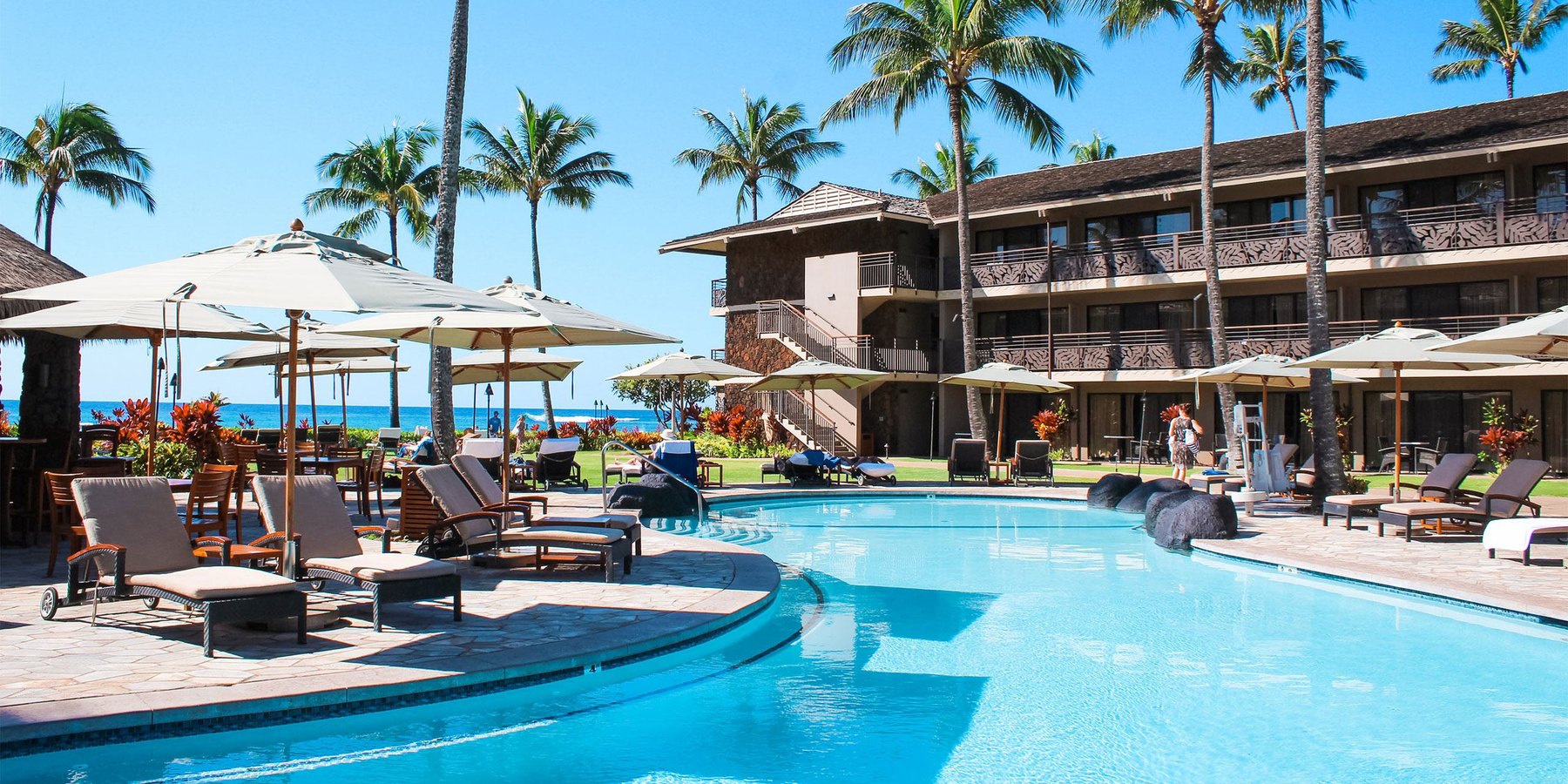 Koʻa Kea Resort on Poipu Beach — カウアイ島南岸ポイプ · 標高4mの低層3階建て、プールの先はすぐ芝と海