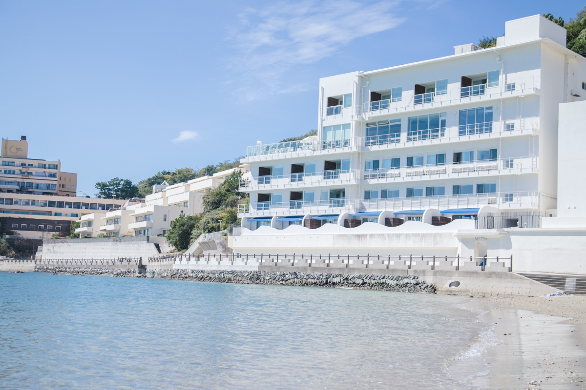 Wakanoura Nature Resort EPICHARIS — 和歌山市新和歌浦 · 和歌浦湾の砂浜に正対して立つ白い外観
