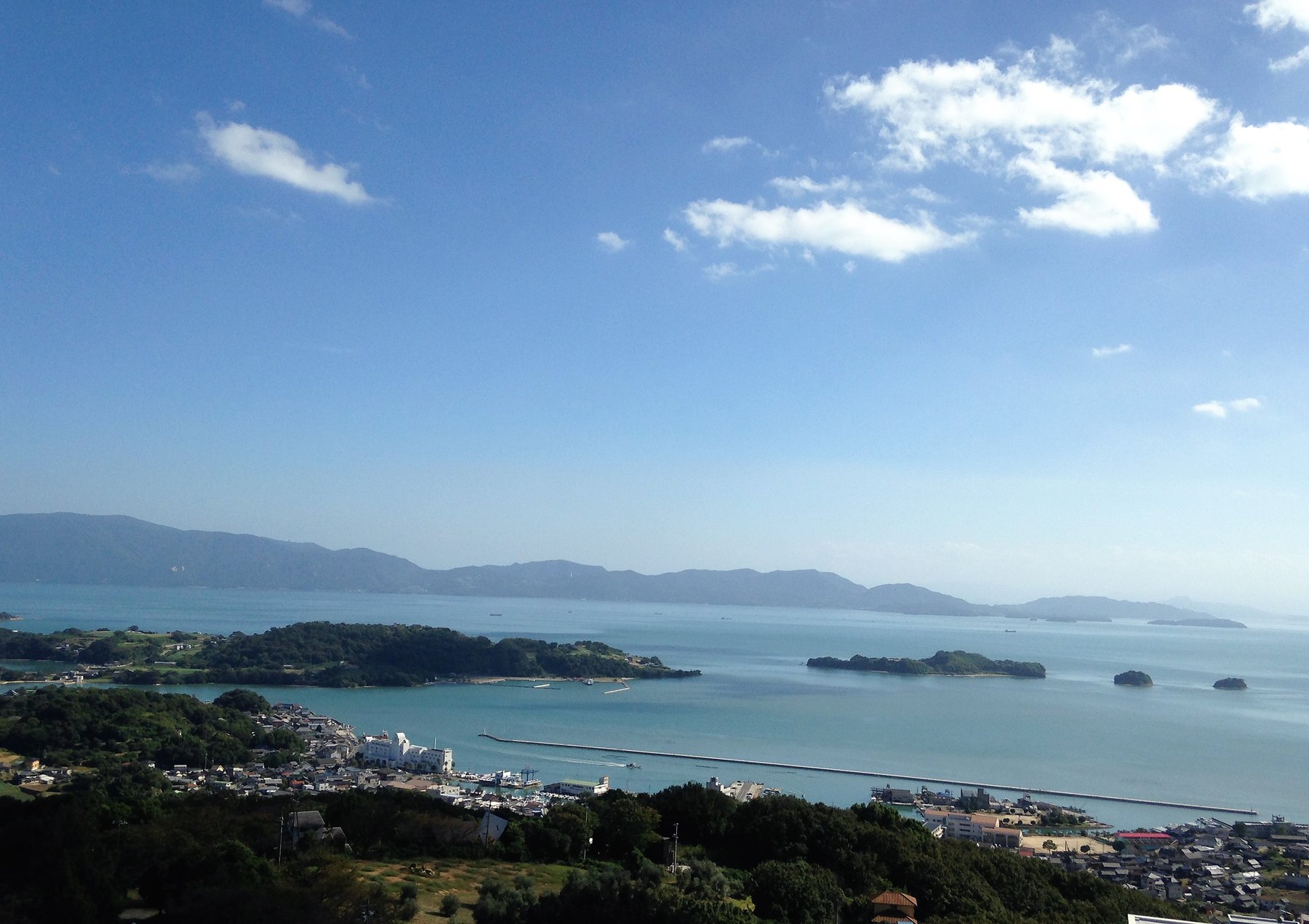 唐琴荘 — 岡山・牛窓前島 · 公式サイトが掲げる牛窓の港と段々に重なる瀬戸内の島影