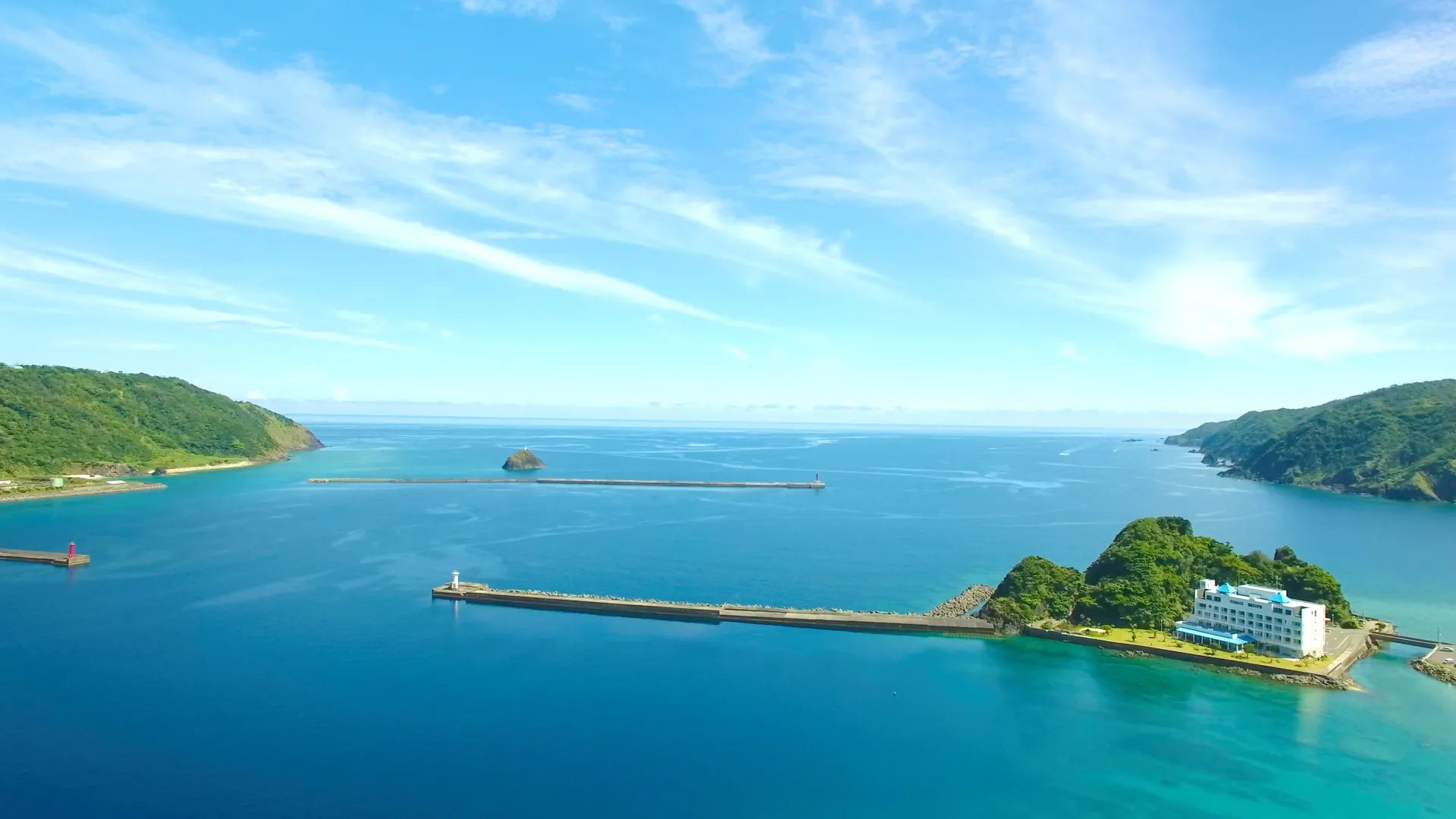 奄美山羊島ホテル — 鹿児島県奄美市名瀬 · 名瀬湾に浮かぶ山羊島に立つ全室オーシャンビューのリゾート