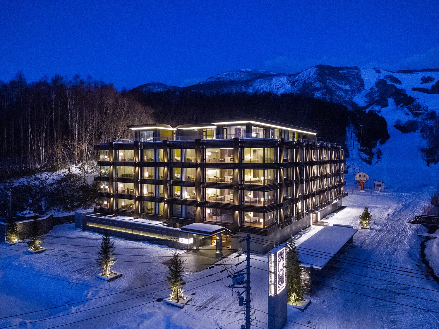 AYA Niseko — 倶知安町ひらふ · ゲレンデの麓に建つ木の格子をまとった外観
