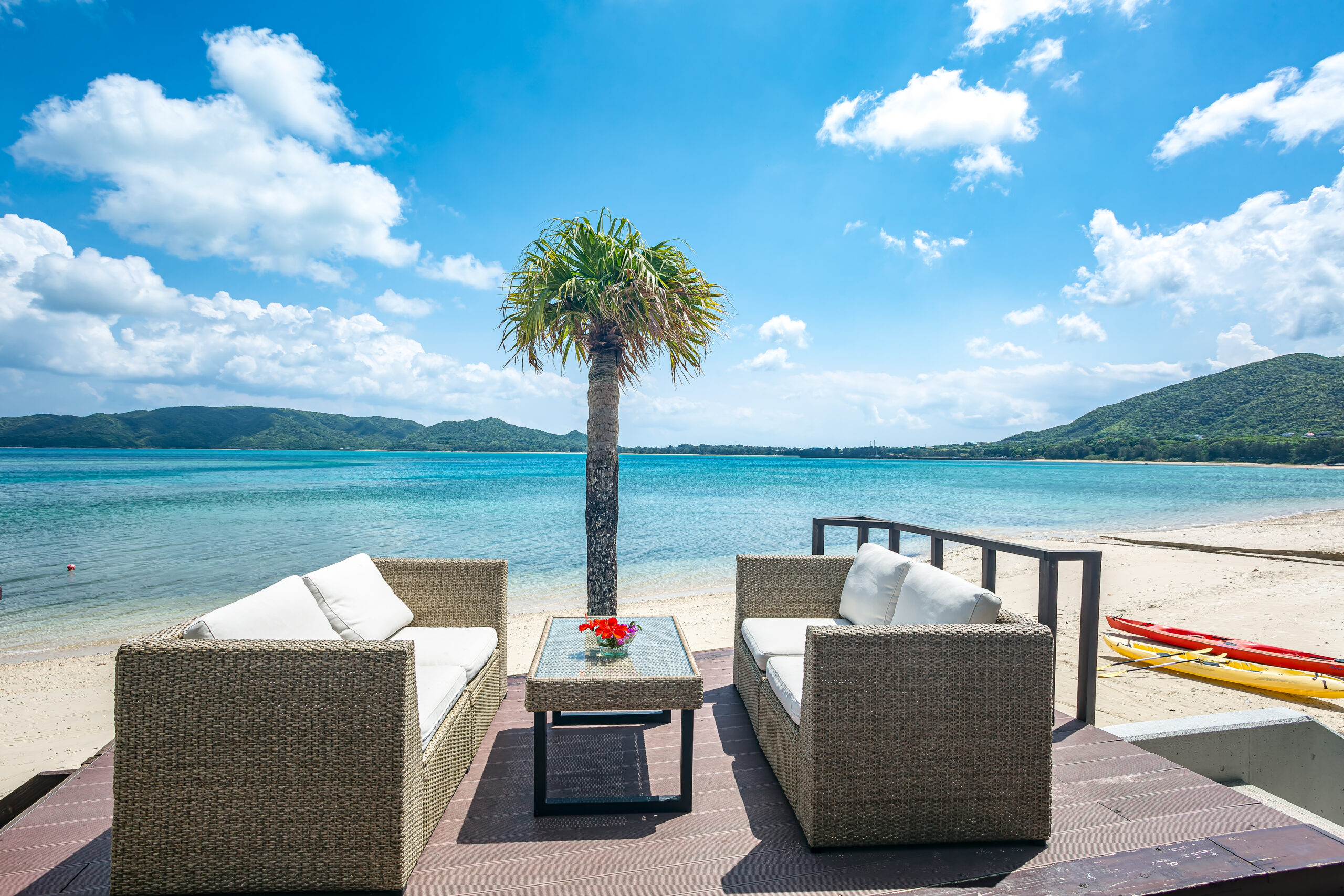 isola villa amami — 鹿児島・奄美大島龍郷町芦徳 · ビーチに直結するウッドデッキと芦徳湾のターコイズの海
