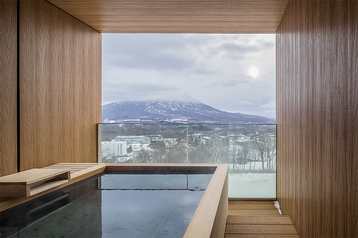 MUWA NISEKO — 倶知安町アッパーひらふ · 客室露天風呂の木枠越しに雪の羊蹄山を望む