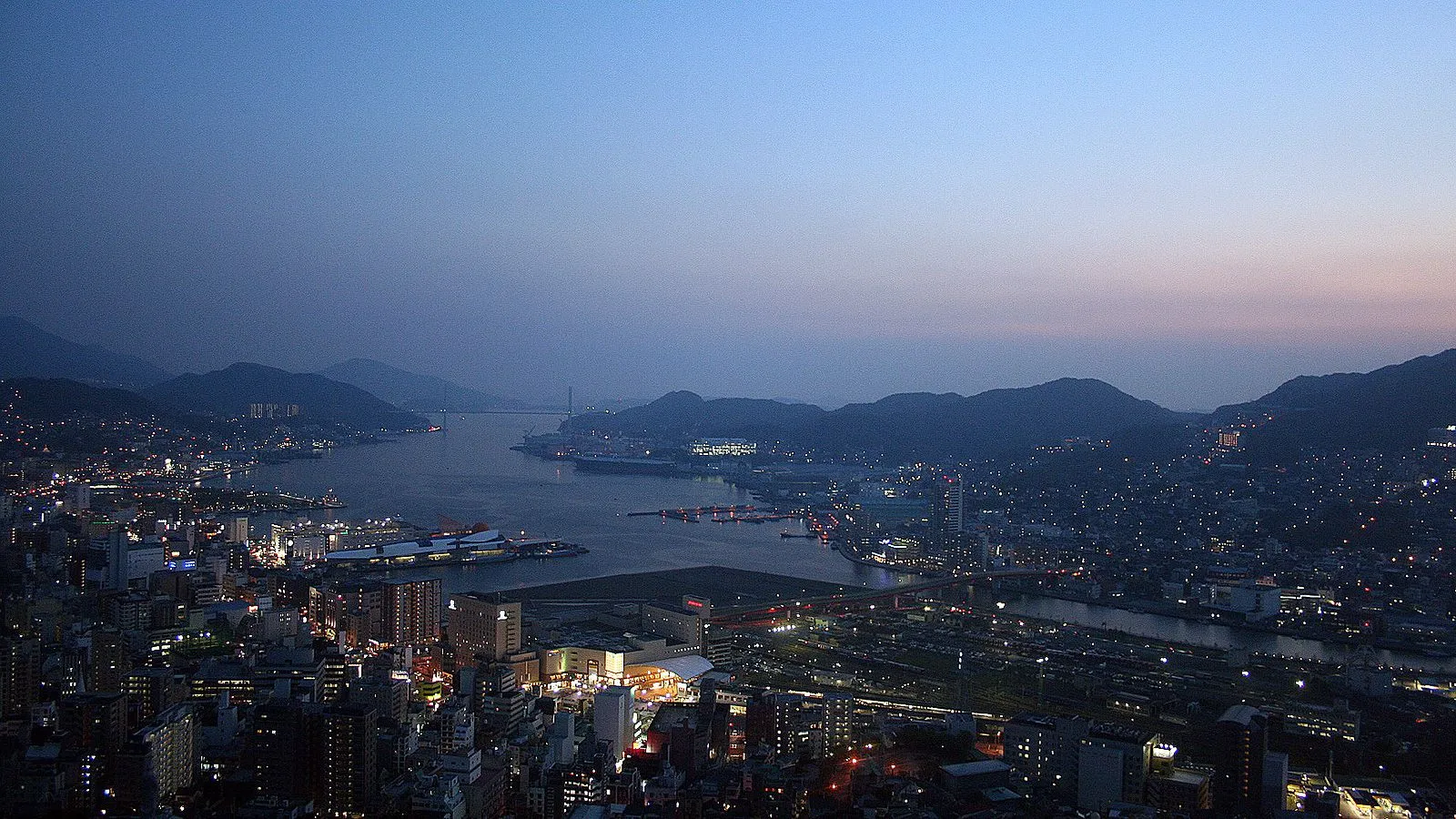 にっしょうかん別邸 紅葉亭 — 長崎市立山 · 公式サイトが掲げる、夕暮れの長崎港と湾を囲む山並み