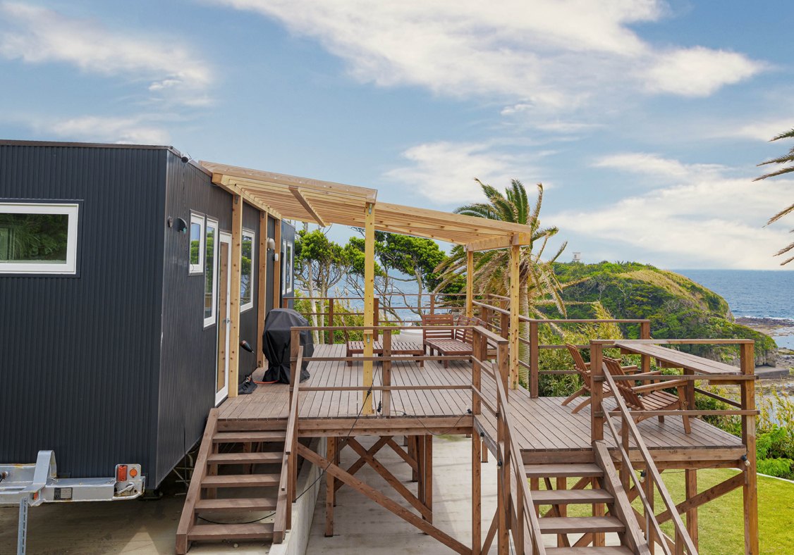 THE CLIFF — 下田市須崎 · 崖上に置かれた12mのトレーラーハウスと、海に向いたウッドバルコニー
