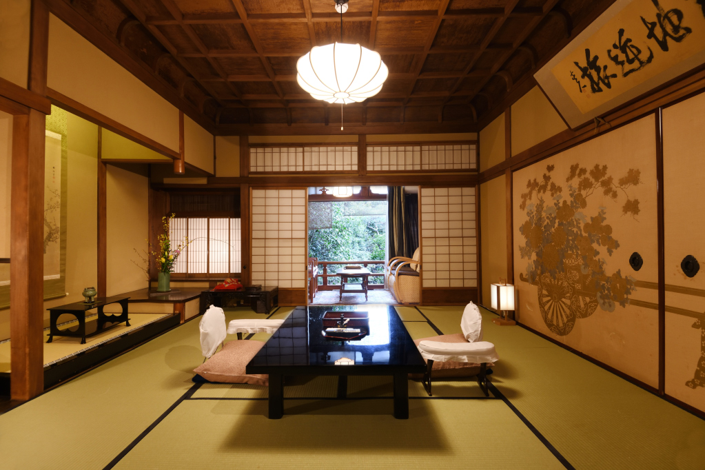 晴鴨楼 — 京都・五条大橋東畔 · 創業1831年、木造本館の格天井と床の間を備えた広い和室