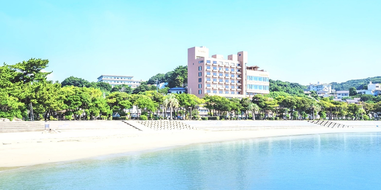 渚のリゾート・吉良 竜宮ホテル — 愛知・西尾市吉良町 · 遠浅の吉良ワイキキビーチ越しに立つ客室棟