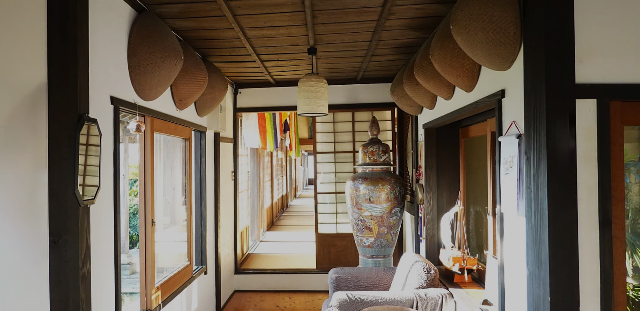 宿坊 対馬 西山寺 — 厳原町国分 · 網代笠が並ぶ回廊と、庭に面した障子・畳の広間