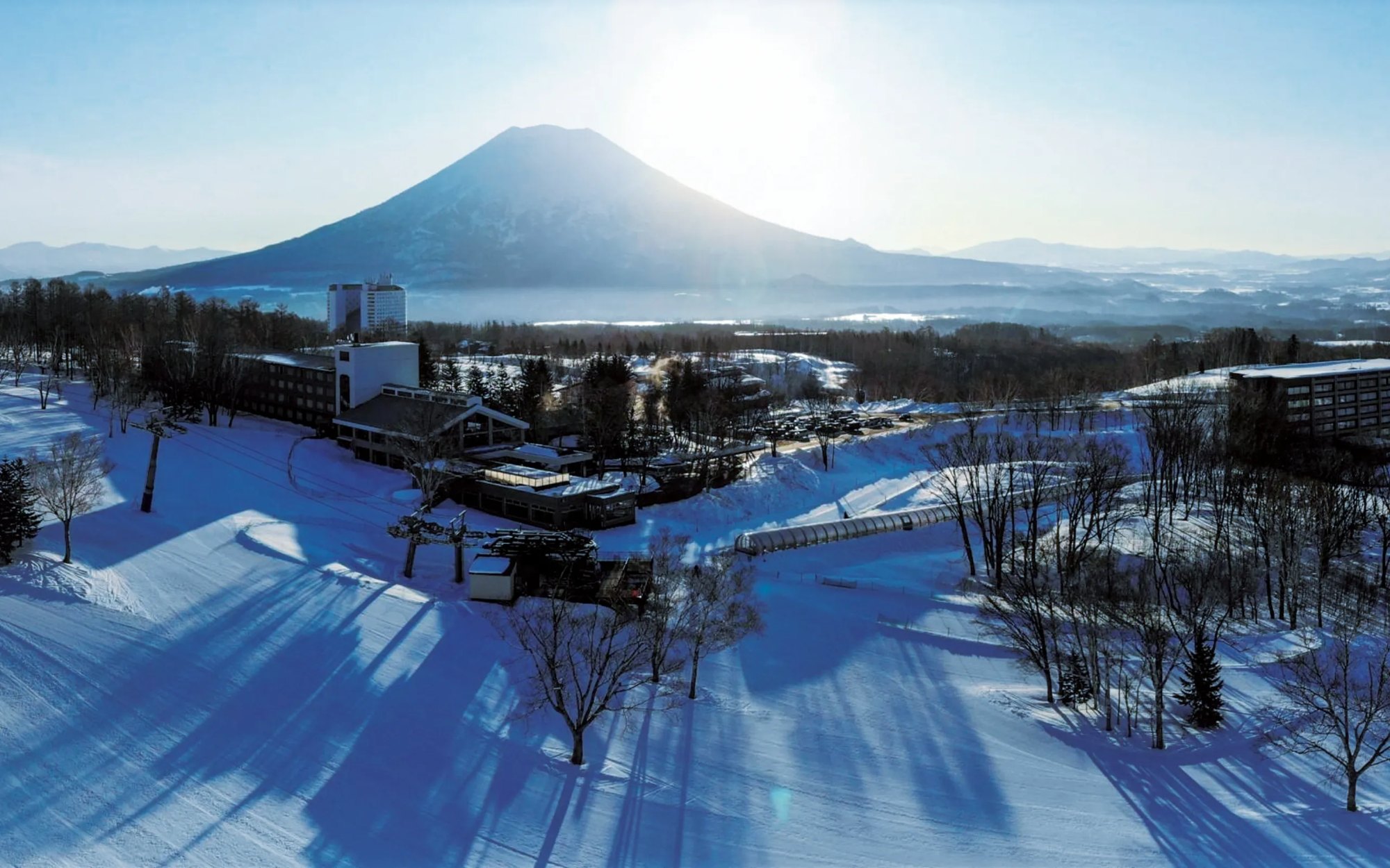 ヒノデヒルズ ニセコビレッジ — ニセコ町 · 冬のニセコビレッジと羊蹄山を望む空撮