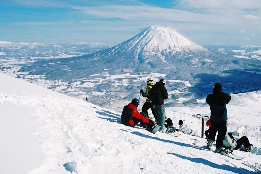 ニセコノーザンリゾート・アンヌプリ — ニセコ町アンヌプリ · ゲレンデ上部から望む冬の羊蹄山