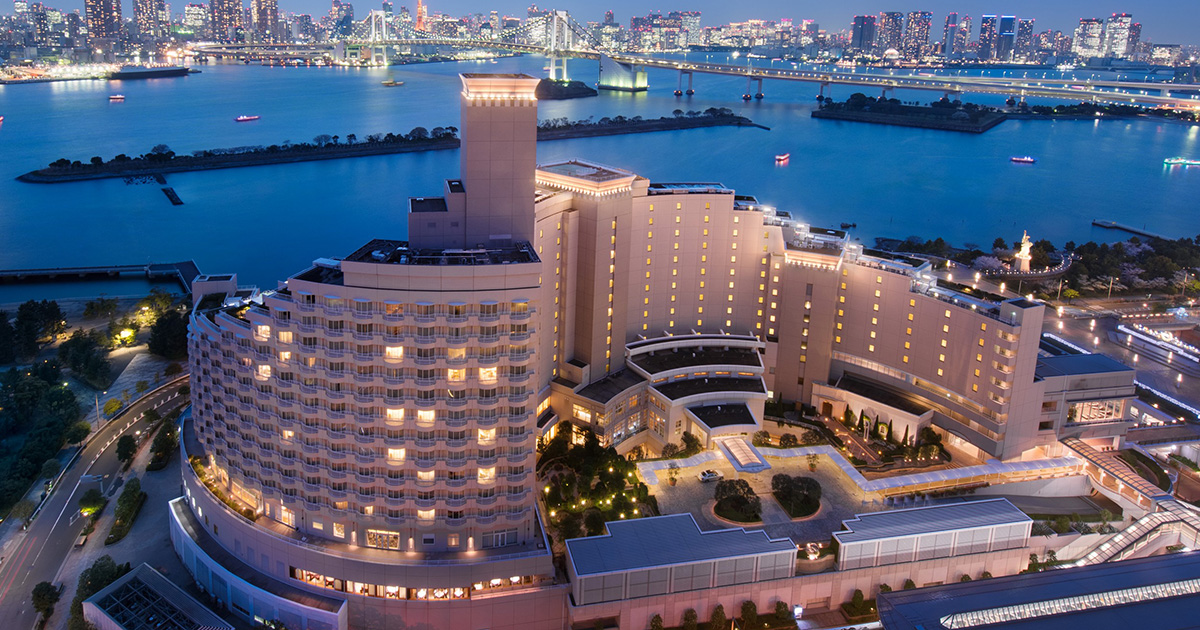 ヒルトン東京お台場 — 港区台場 · 東京湾とレインボーブリッジに湾曲する外観、全室バルコニー付きの夜景