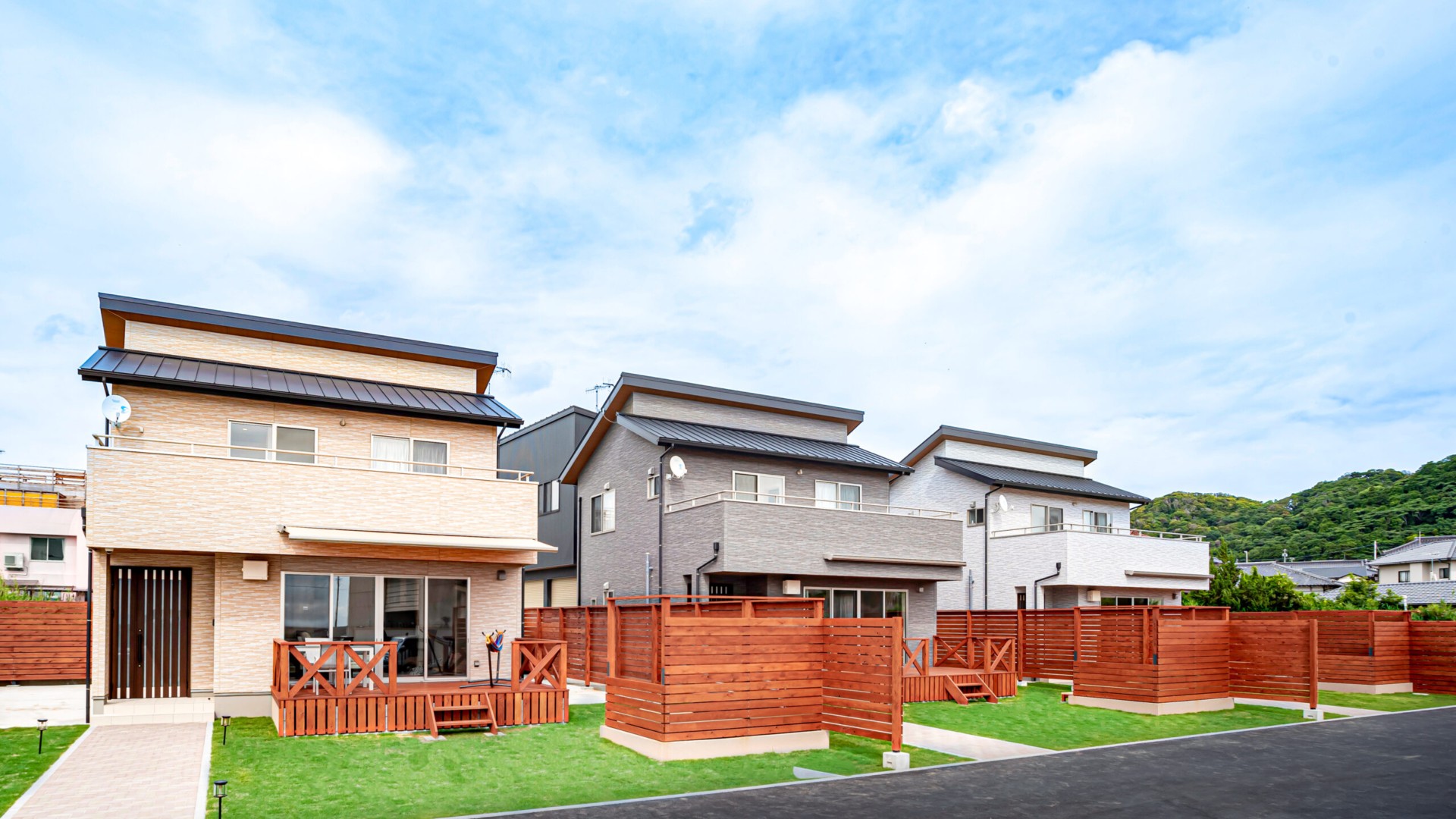 AIHAMA TERRACE — 千葉県館山市相浜 · 2023年8月開業、相浜海岸の前に並ぶ二階建ての一棟貸し3棟