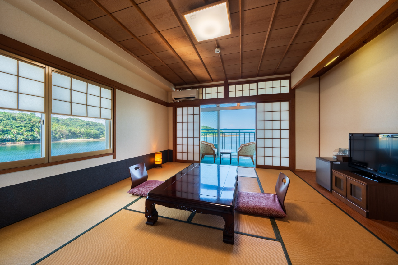 天草渚亭 — 熊本県上天草市松島町阿村 · 窓の外に海が広がる本館の和室