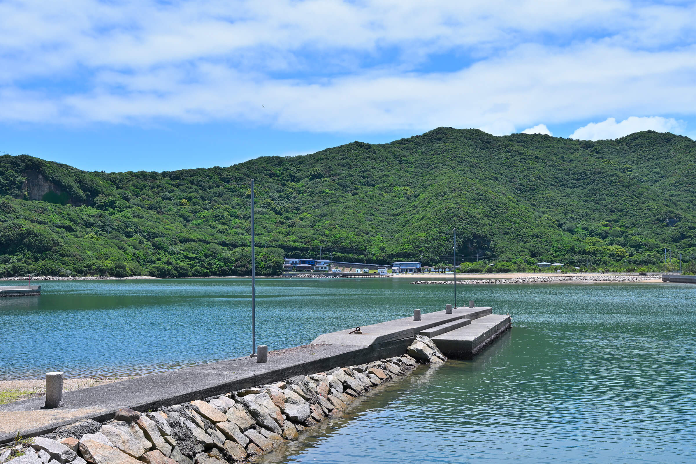 アクアホテル小豆島リゾート — 小豆島町吉田 · 山に囲まれた入江と突堤、対岸の浜に建つ全16室の長期滞在対応ホテル