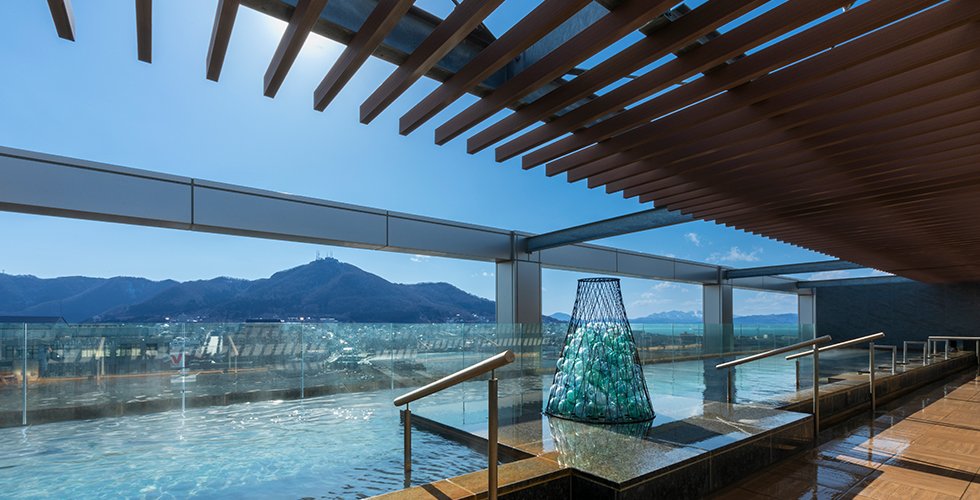 HOTEL&SPA センチュリーマリーナ函館 — 函館市大手町 · 最上階の露天、湯面の先に函館山と函館湾